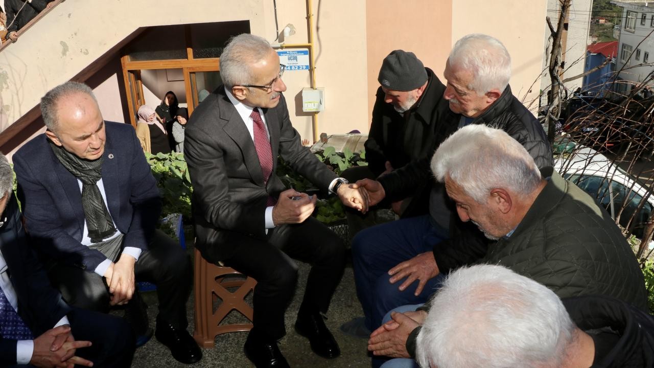 Bakan Uraloğlu’ndan öldürülen PTT çalışanının ailesine taziye ziyareti