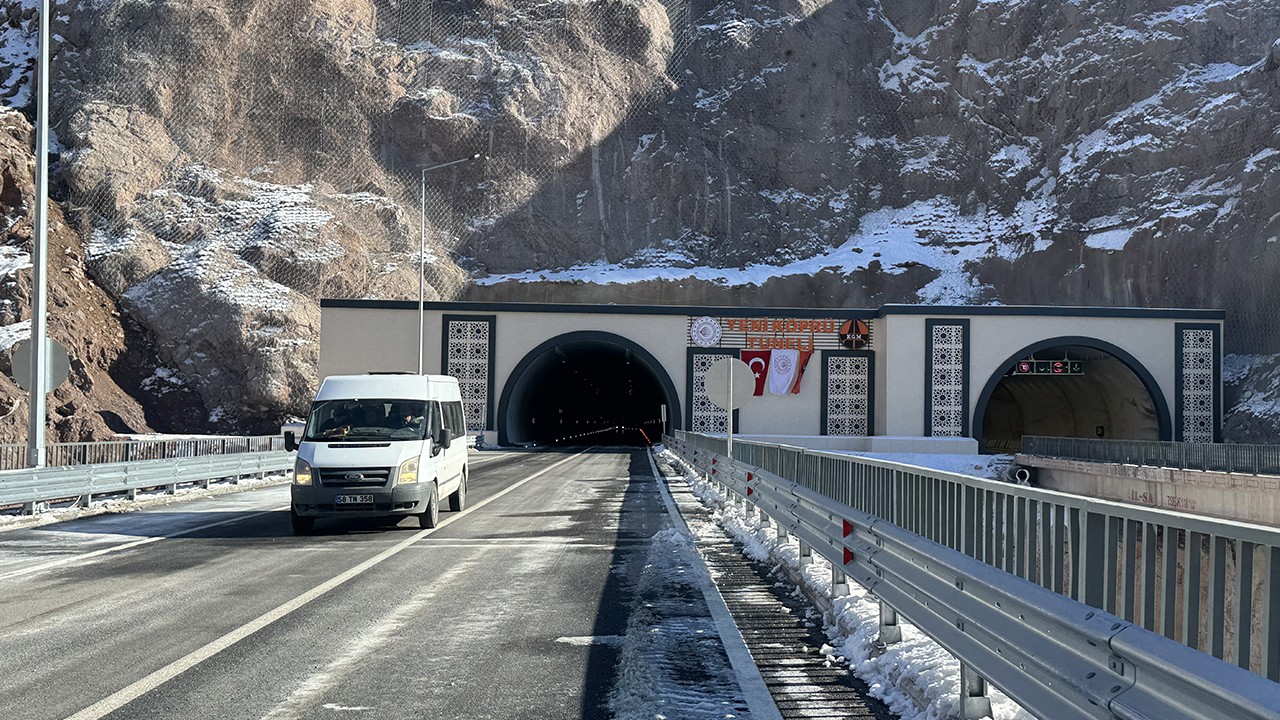 Hakkari’de yapımı tamamlanan Yeniköprü Tüneli’nden araç geçişleri başladı