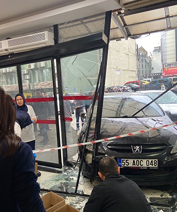 Cipin çarptığı otomobil hastanenin acil servisine girdi: 1 yaralı