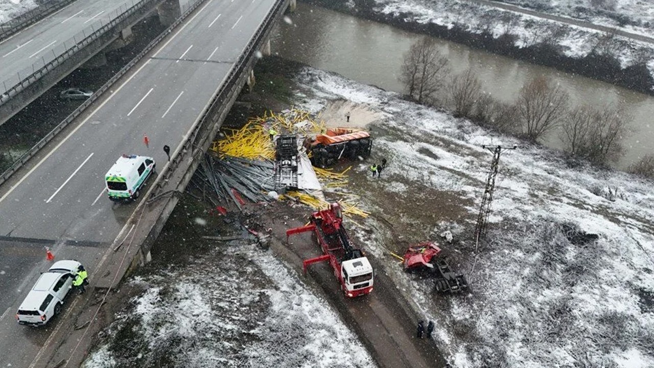 Kar küreme aracı ile TIR köprüden uçtu: 2 ölü