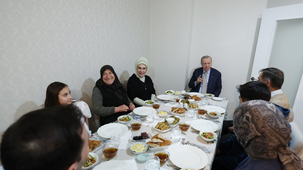 Cumhurbaşkanı Erdoğan Ankara'da bir ailenin iftar sofrasına konuk oldu