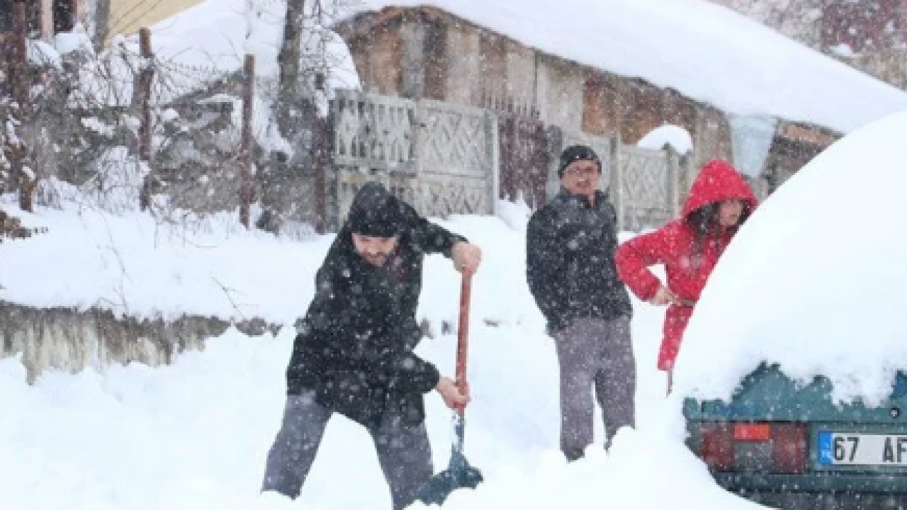 Kastamonu'da kar yarım metreyi geçti! 222 köy yolu kapandı: Bazı ilçelerde okullar tatil