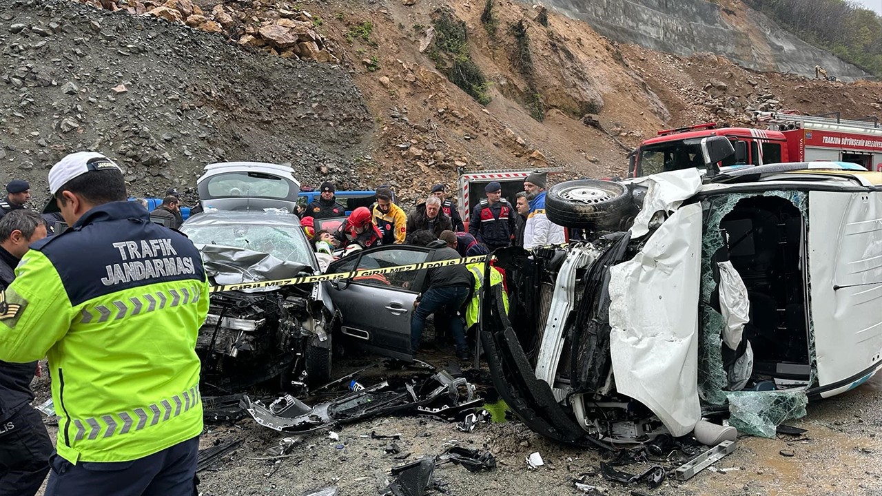 Feci kaza! İki araç kafa kafaya çarpıştı: 7 yaralı